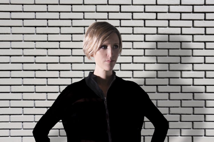 Kate Simko presents Crystals. Photo by Bruno Levy